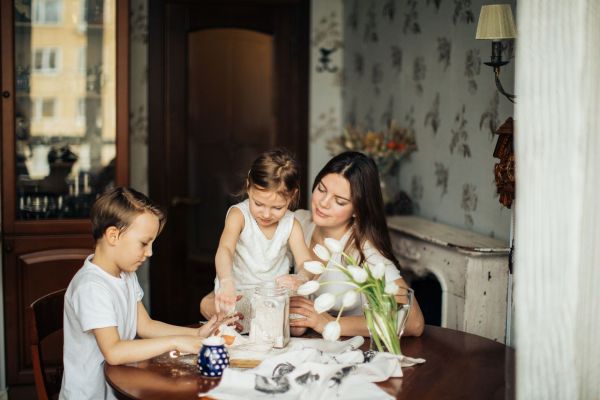Faites Découvrir le Hygge à Vos Enfants : Idées Éducatives et Activités Inspirantes pour Une Enfance Épanouie