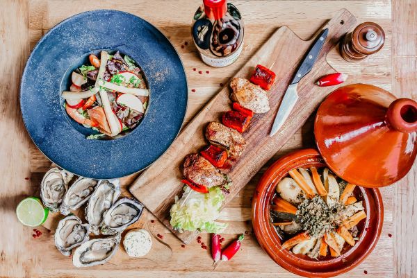 Gastronomie et Voyage Lentaire : La Parfaite Convergence pour une Évasion Savoureuse
