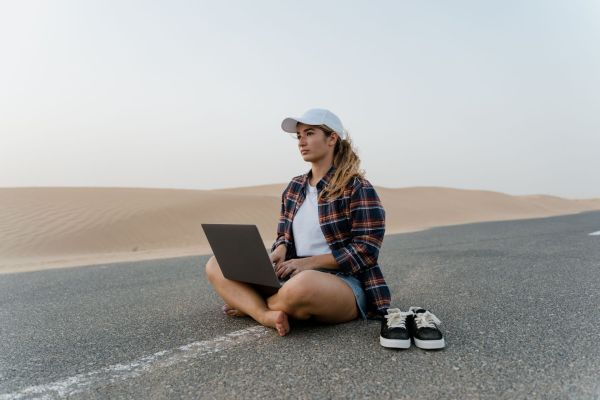 Nomadisme Digital et Minimalisme : Le Duo Parfait pour une Vie Épurée et Libre